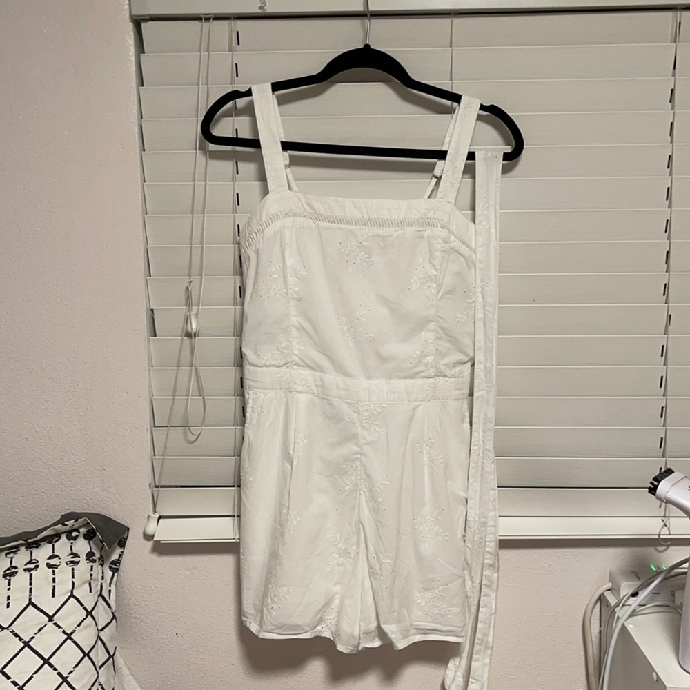 Hollister white romper good condition
